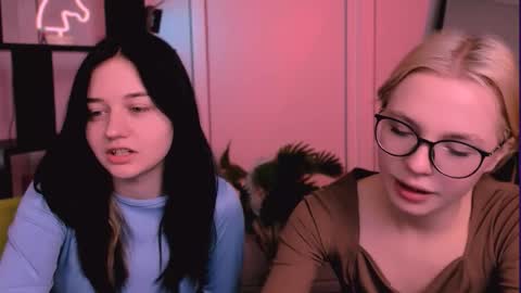 Snapshot of miki_ti chatting on 11.21.25 miki_ti online show from 11.21.25