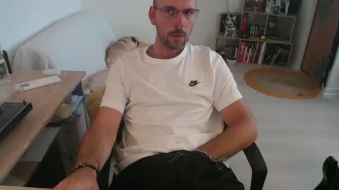 Snapshot of mikmik91 chatting on 09.25.25 mikmik91 online show from 09.25.25