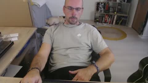 Snapshot of mikmik91 chatting on 10.28.25 mikmik91 online show from 10.28.25