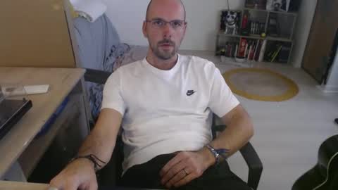 Snapshot of mikmik91 chatting on 10.31.25 mikmik91 online show from 10.31.25