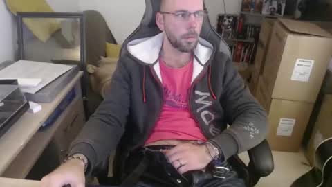 Snapshot of mikmik91 chatting on 12.18.25 mikmik91 online show from 12.18.25