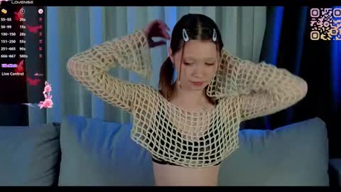 Snapshot of mil_kiss chatting on 11.21.25 Milkiss online show from 11.21.25