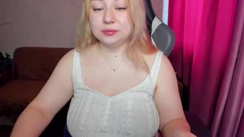 Snapshot of mila_foxxxy chatting on 11.06.25 Mila shy sensual person online show from 11.06.25