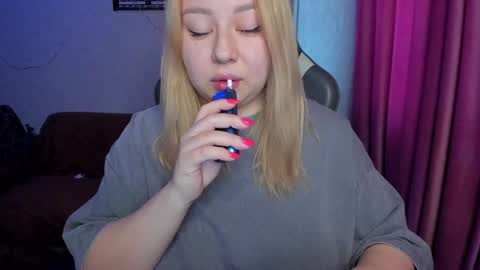 Snapshot of mila_foxxxy chatting on 11.11.25 Mila shy sensual person online show from 11.11.25