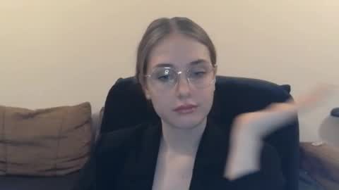 mila_keyy online show from 12.16.25