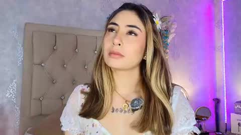 Snapshot of mila_smirnovavk chatting on 06.15.26 MILA online show from 06.15.26