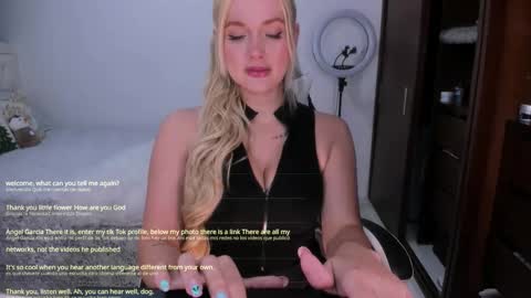 Snapshot of mila_violet chatting on 12.01.25 Mila online show from 12.01.25