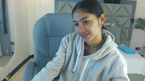 Snapshot of milaa_star chatting on 11.22.25 milaa_star online show from 11.22.25