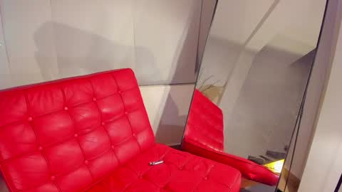 Snapshot of milan_roux chatting on 01.04.25 Milane online show from 01.04.25