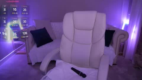 Snapshot of milanamusee chatting on 11.22.25 Milana online show from 11.22.25