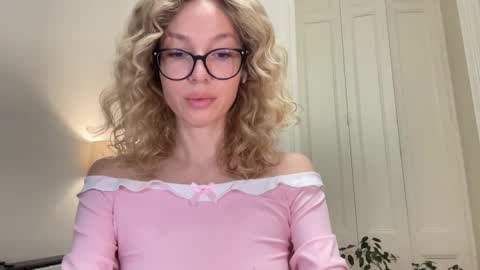 Snapshot of milayah chatting on 10.15.25 Mila online show from 10.15.25