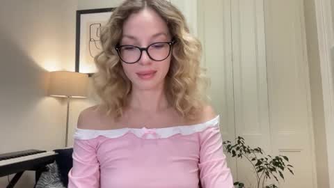 Snapshot of milayah chatting on 10.21.25 Mila online show from 10.21.25