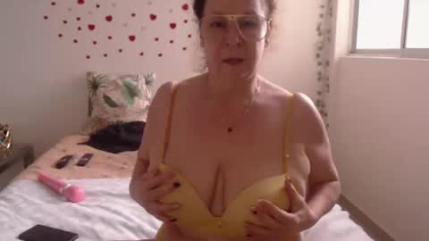 Snapshot of milchanell chatting on 10.10.25 milchanell online show from 10.10.25