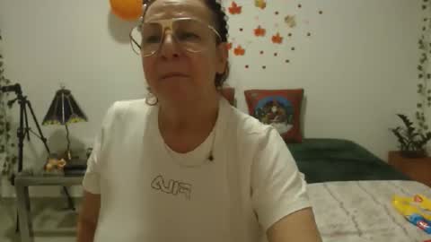 Snapshot of milchanell chatting on 11.10.25 milchanell online show from 11.10.25