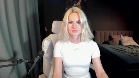 Snapshot of milena_marshmallows chatting on 02.24.25 Milena online show from 02.24.25