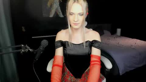 Snapshot of milena_marshmallows chatting on 11.01.25 Milena online show from 11.01.25