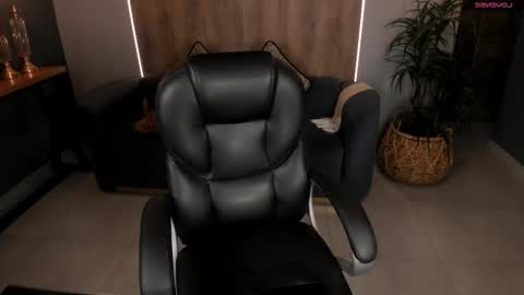 Snapshot of mileycruz_ chatting on 10.30.25 Miley Cruz IG miley model23 online show from 10.30.25