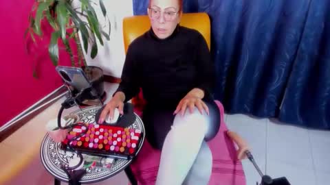 Snapshot of milf_brend chatting on 11.17.25 Milf Brend online show from 11.17.25