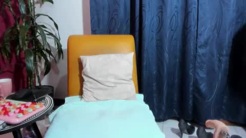 Snapshot of milf_brend chatting on 12.13.25 Milf Brend online show from 12.13.25