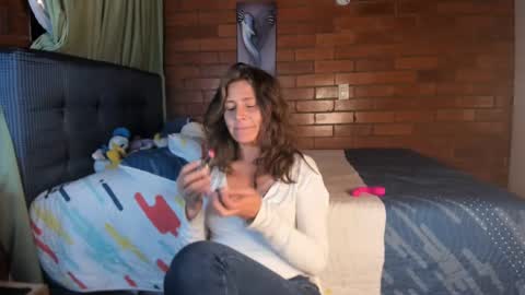 Snapshot of milf_darling chatting on 01.21.25 Victoria  online show from 01.21.25