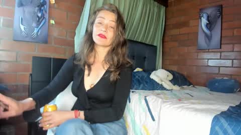 Snapshot of milf_darling chatting on 02.08.25 Victoria  online show from 02.08.25