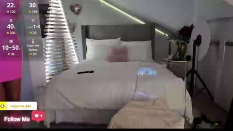 Snapshot of milfblondy chatting on 02.24.25 Ingrid online show from 02.24.25