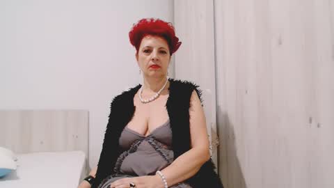 Snapshot of milffsupreme chatting on 11.29.25 Milfsupreme online show from 11.29.25