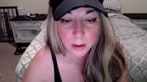 Snapshot of milfmonee chatting on 12.27.24 MILF Monee online show from 12.27.24