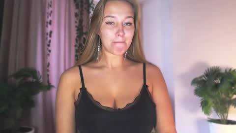 Snapshot of milk_bunny_ chatting on 12.19.25 milk_bunny_ online show from 12.19.25