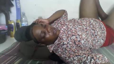 Snapshot of milk_titz chatting on 01.04.25 kinwity online show from 01.04.25