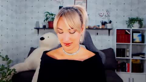 MillaXQueen online show from 10.11.25