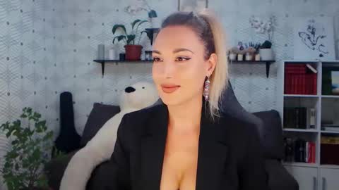 MillaXQueen online show from 06.07.26
