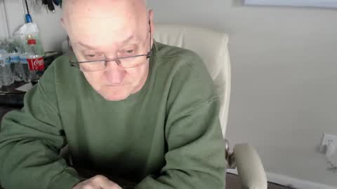 Snapshot of millenium0129 chatting on 12.19.24 millenium0129 online show from 12.19.24