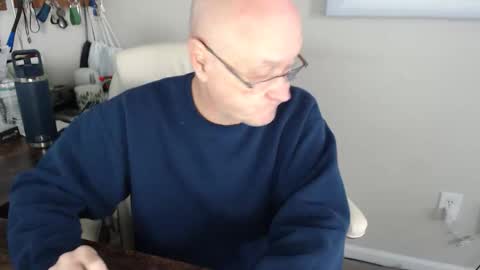 Snapshot of millenium0129 chatting on 12.17.25 millenium0129 online show from 12.17.25