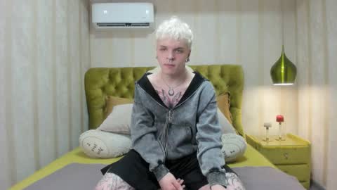 Snapshot of millerbilly chatting on 12.17.25 millerbilly online show from 12.17.25