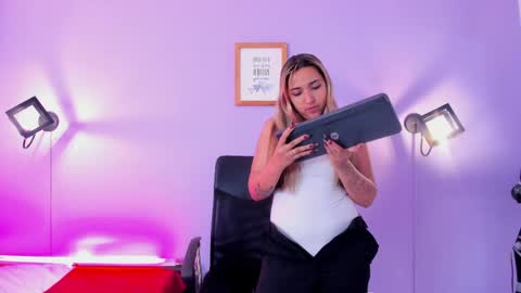Snapshot of milliesummer chatting on 04.19.26 Millie online show from 04.19.26