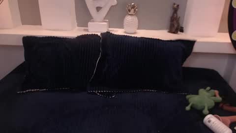 Milu Wallace  online show from 12.05.25