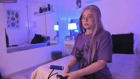 Snapshot of miluu_dh chatting on 11.13.25 Miluu DH online show from 11.13.25