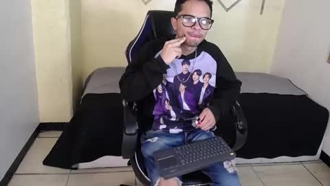 Snapshot of minho_reyes chatting on 12.04.25 Minho Reyes online show from 12.04.25