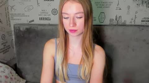 Snapshot of minidiva_ chatting on 11.27.25 Amelia online show from 11.27.25