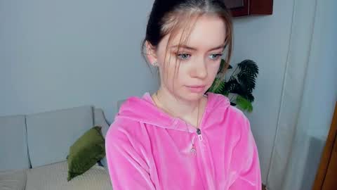 Snapshot of mintykisss chatting on 12.21.25 Linda online show from 12.21.25