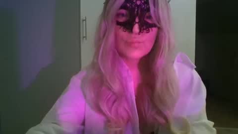 Snapshot of mionerra chatting on 11.17.25 Margo online show from 11.17.25