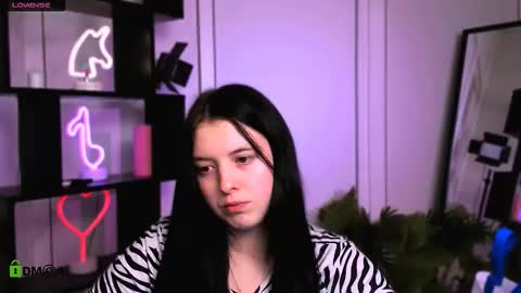 Snapshot of mira_lyn chatting on 12.16.25 mira_lyn online show from 12.16.25