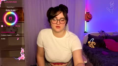 Snapshot of miraluccian chatting on 11.20.25 miraluccian online show from 11.20.25