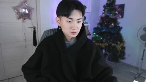 Snapshot of miram_yoo chatting on 12.30.24              online show from 12.30.24
