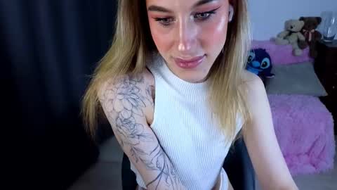 Snapshot of miraraid chatting on 11.14.25 miraraid online show from 11.14.25