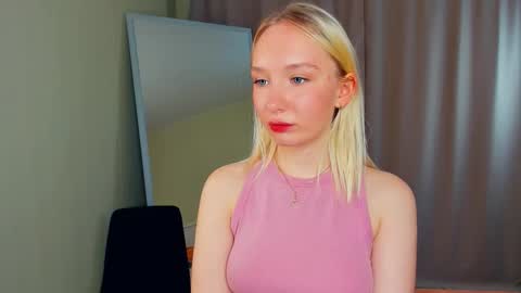 Snapshot of mirtachebret chatting on 11.01.25 Lucy online show from 11.01.25