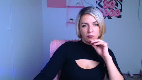 Snapshot of mishelle_blondie chatting on 12.01.25 Mishelle online show from 12.01.25