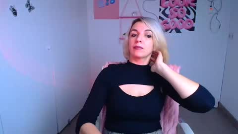 Snapshot of mishelle_blondie chatting on 12.02.25 Mishelle online show from 12.02.25