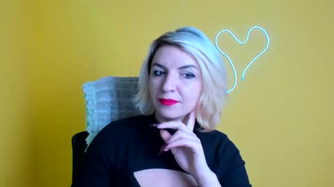 Snapshot of mishelle_blondie chatting on 12.03.25 Mishelle online show from 12.03.25